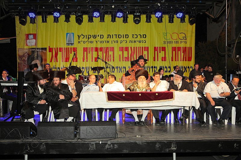 למעלה מ- 40 אלף איש בשמחת בית השואבה של חסידות מישקולץ בפתח תקוה