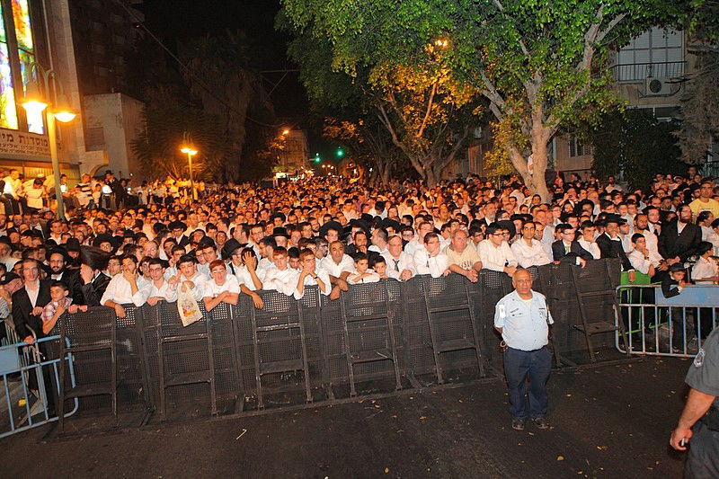 למעלה מ- 40 אלף איש בשמחת בית השואבה של חסידות מישקולץ בפתח תקוה