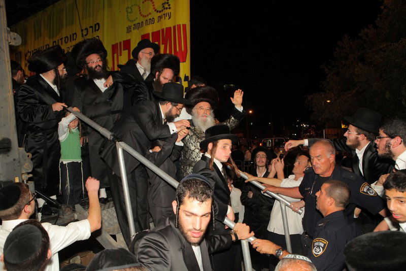 למעלה מ- 40 אלף איש בשמחת בית השואבה של חסידות מישקולץ בפתח תקוה