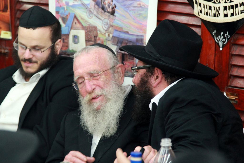 ביתר עילית: המתמודדים לעירייה השתתפו בהתוועדות חב"דית