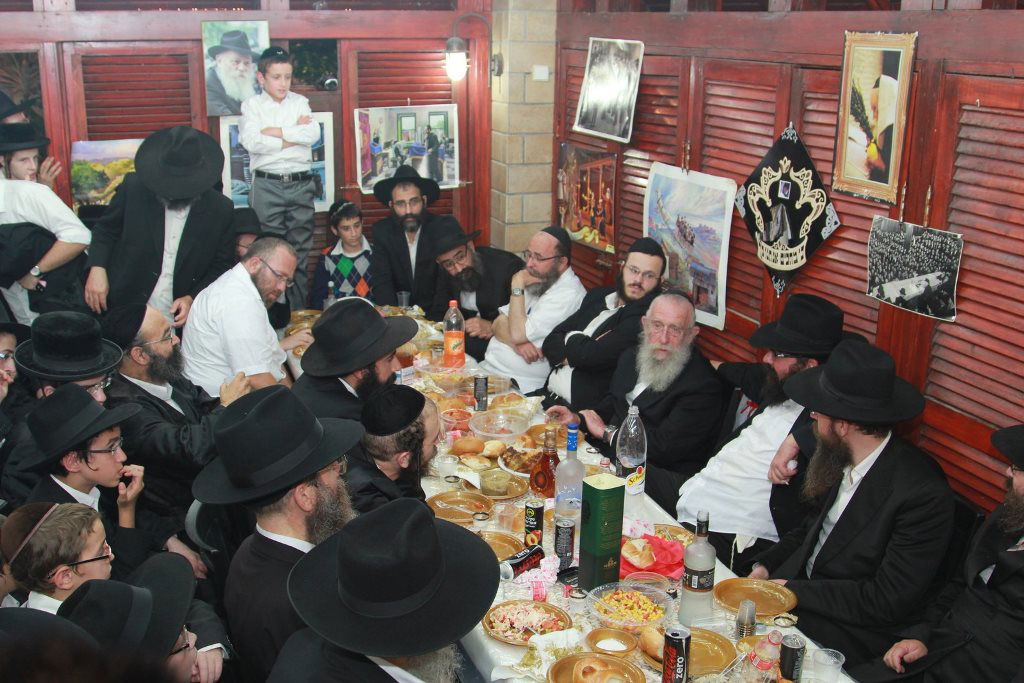 ביתר עילית: המתמודדים לעירייה השתתפו בהתוועדות חב"דית