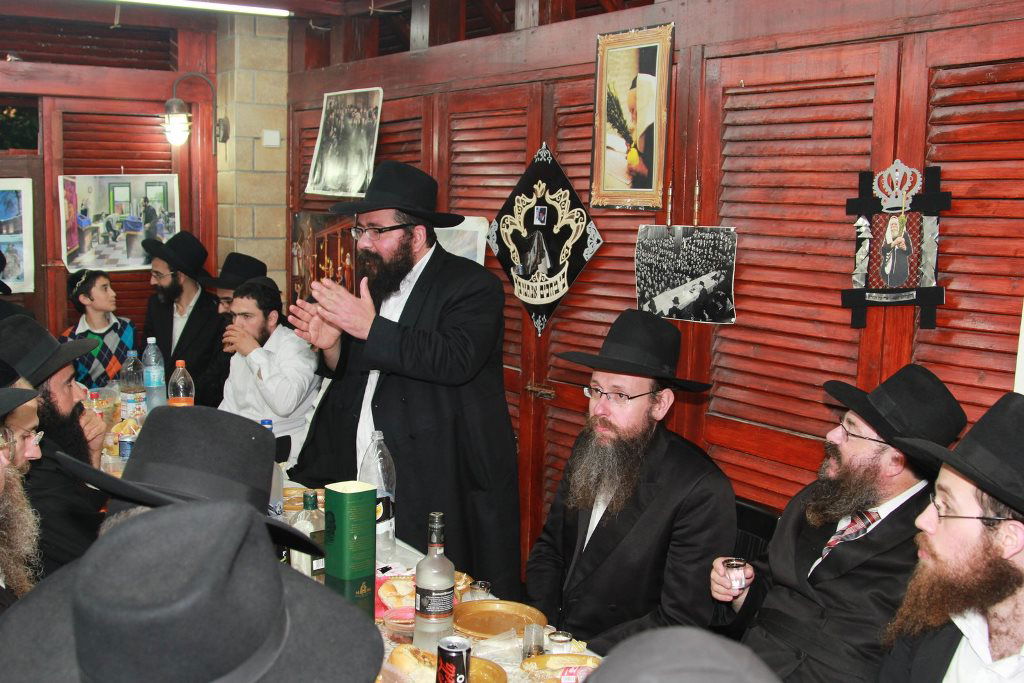 ביתר עילית: המתמודדים לעירייה השתתפו בהתוועדות חב"דית