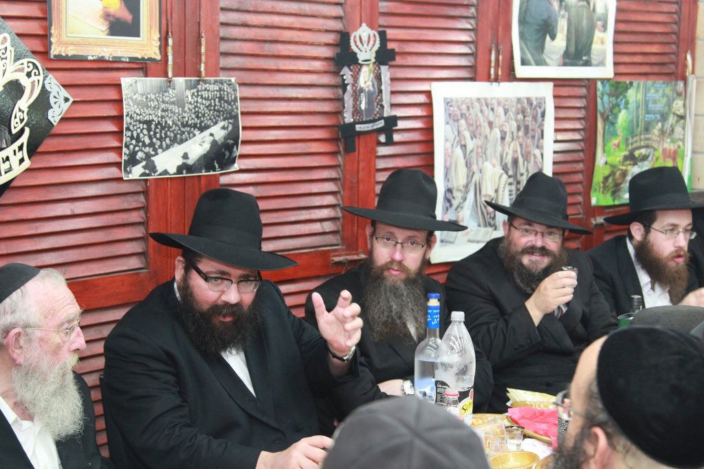 ביתר עילית: המתמודדים לעירייה השתתפו בהתוועדות חב"דית