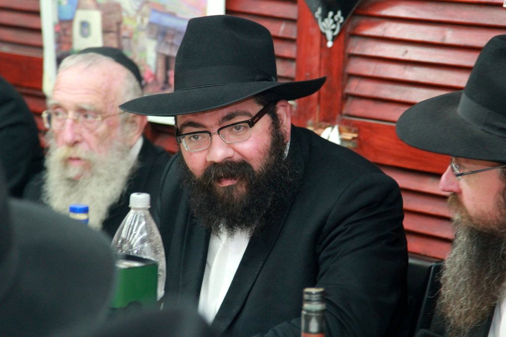 ביתר עילית: המתמודדים לעירייה השתתפו בהתוועדות חב"דית