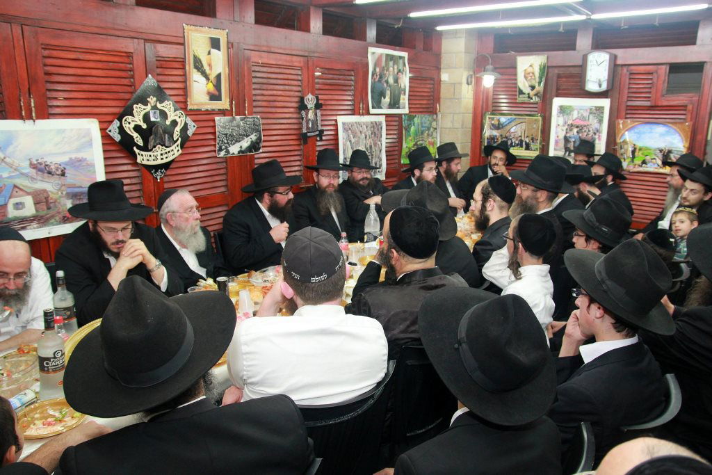 ביתר עילית: המתמודדים לעירייה השתתפו בהתוועדות חב"דית