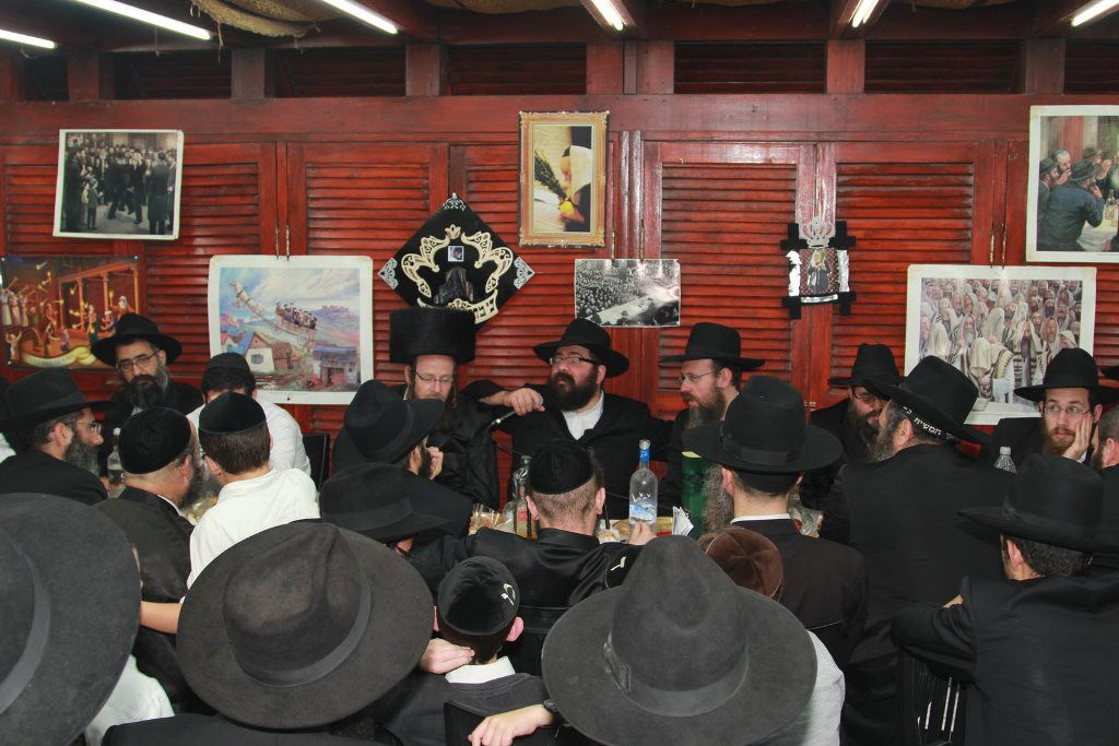 ביתר עילית: המתמודדים לעירייה השתתפו בהתוועדות חב"דית