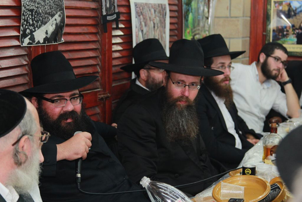 ביתר עילית: המתמודדים לעירייה השתתפו בהתוועדות חב"דית