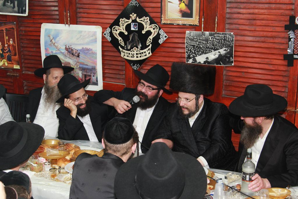 ביתר עילית: המתמודדים לעירייה השתתפו בהתוועדות חב"דית