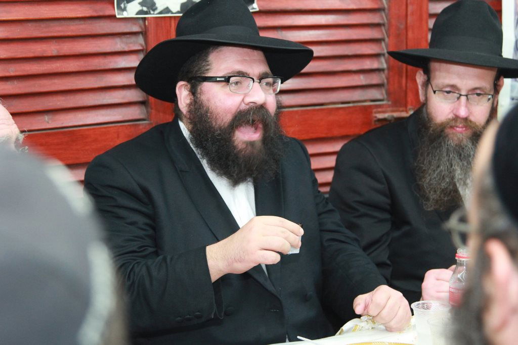 ביתר עילית: המתמודדים לעירייה השתתפו בהתוועדות חב"דית