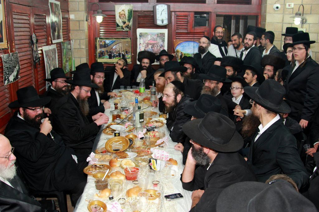 ביתר עילית: המתמודדים לעירייה השתתפו בהתוועדות חב"דית