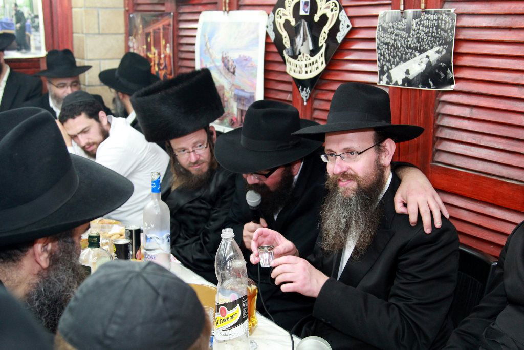 ביתר עילית: המתמודדים לעירייה השתתפו בהתוועדות חב"דית