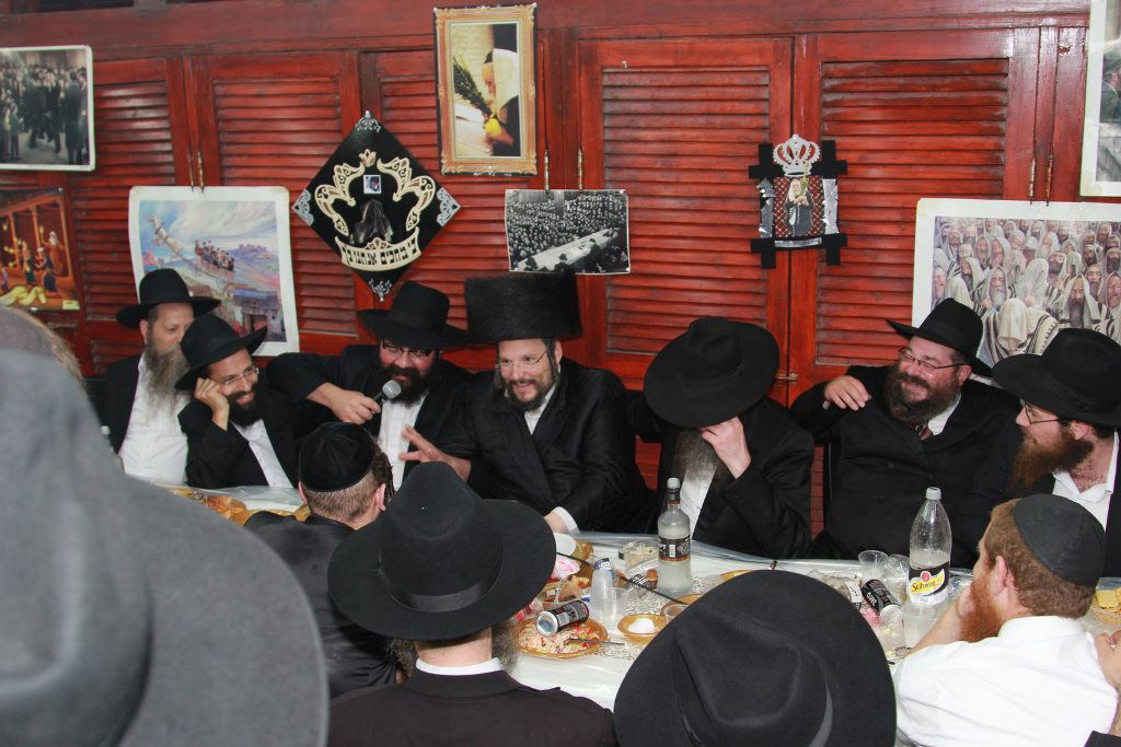 ביתר עילית: המתמודדים לעירייה השתתפו בהתוועדות חב"דית