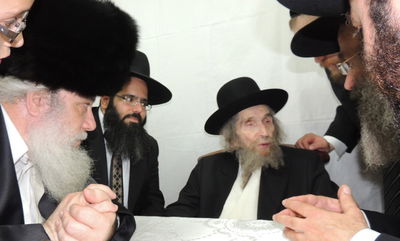 הרב שטיינמן בסוכתו היום