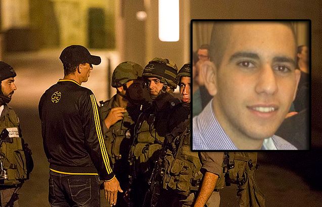 חיילי צה"ל בחברון, הלילה. בקטן: גבריאל קובי ז"ל