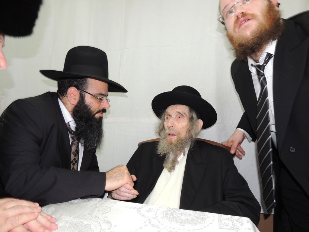 בלעדי: הרב שטיינמן תוקף את לפיד בסוכתו