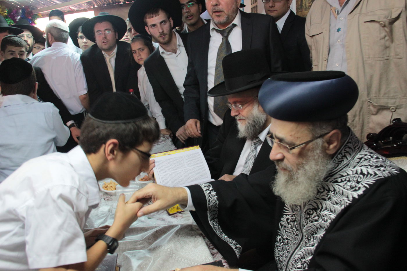 צפו: הקבלת פני רבו בסוכת הראשל"צ