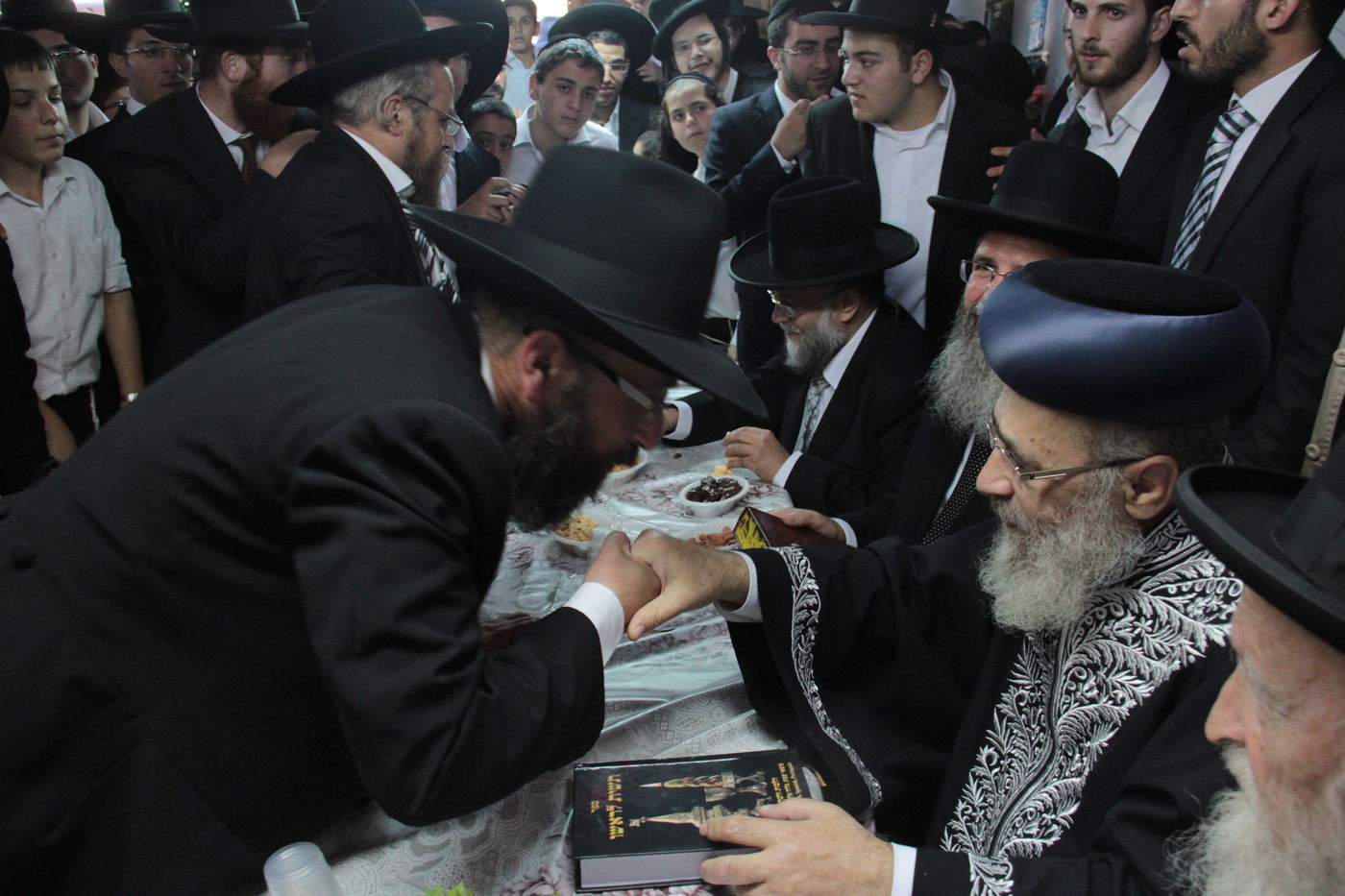 צפו: הקבלת פני רבו בסוכת הראשל"צ