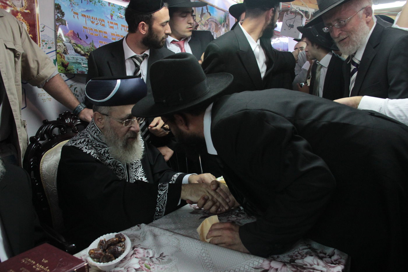 צפו: הקבלת פני רבו בסוכת הראשל"צ