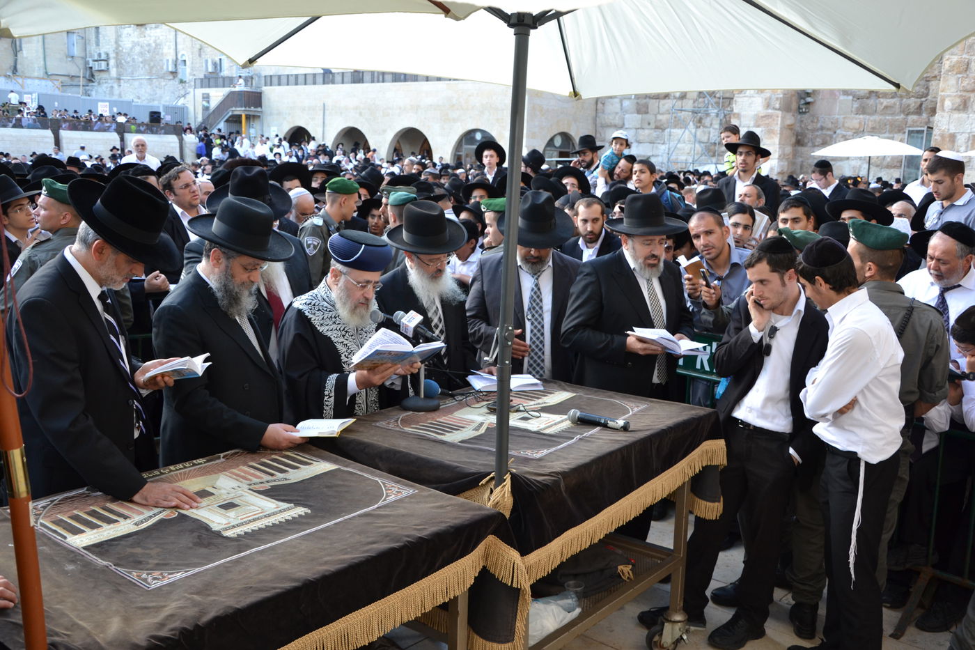 אלפים בעצרת תפילה לרפואת מרן הרב עובדיה יוסף