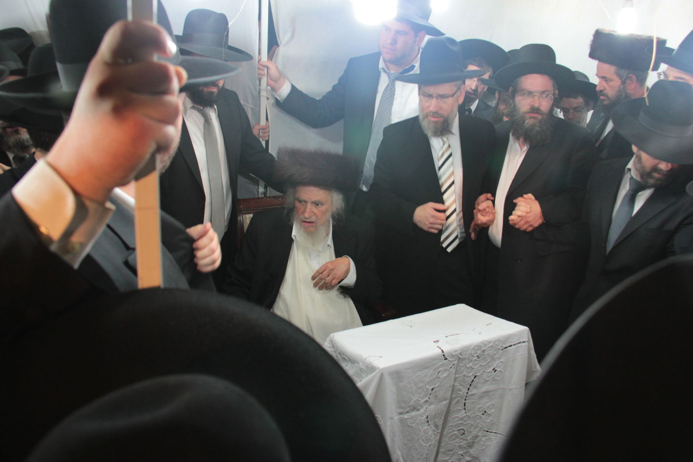 בני תורה פתחו את הבחירות: אלפים הגיעו לסוכתו של רבי שמואל אוירבך