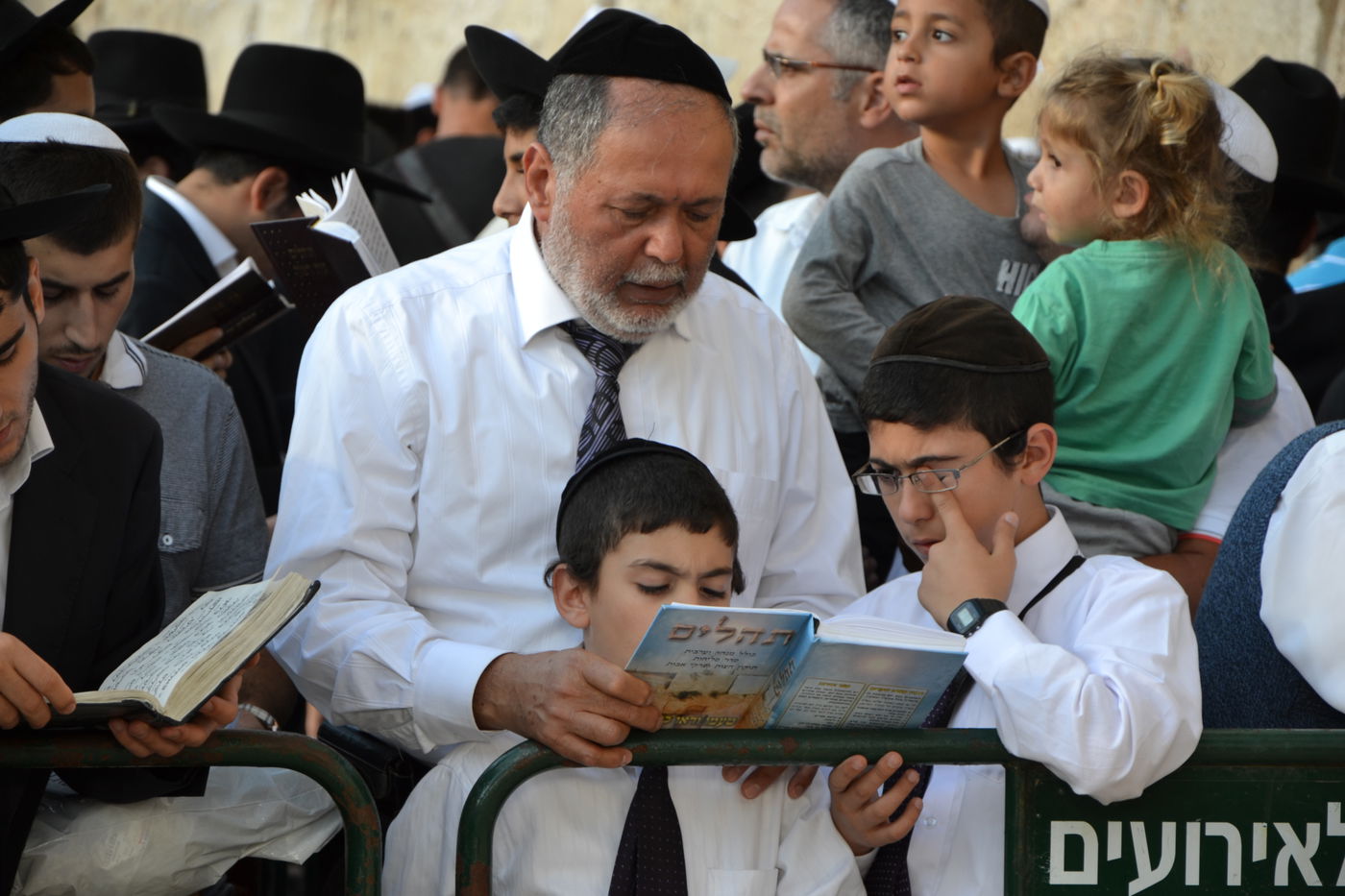 אלפים בעצרת תפילה לרפואת מרן הרב עובדיה יוסף