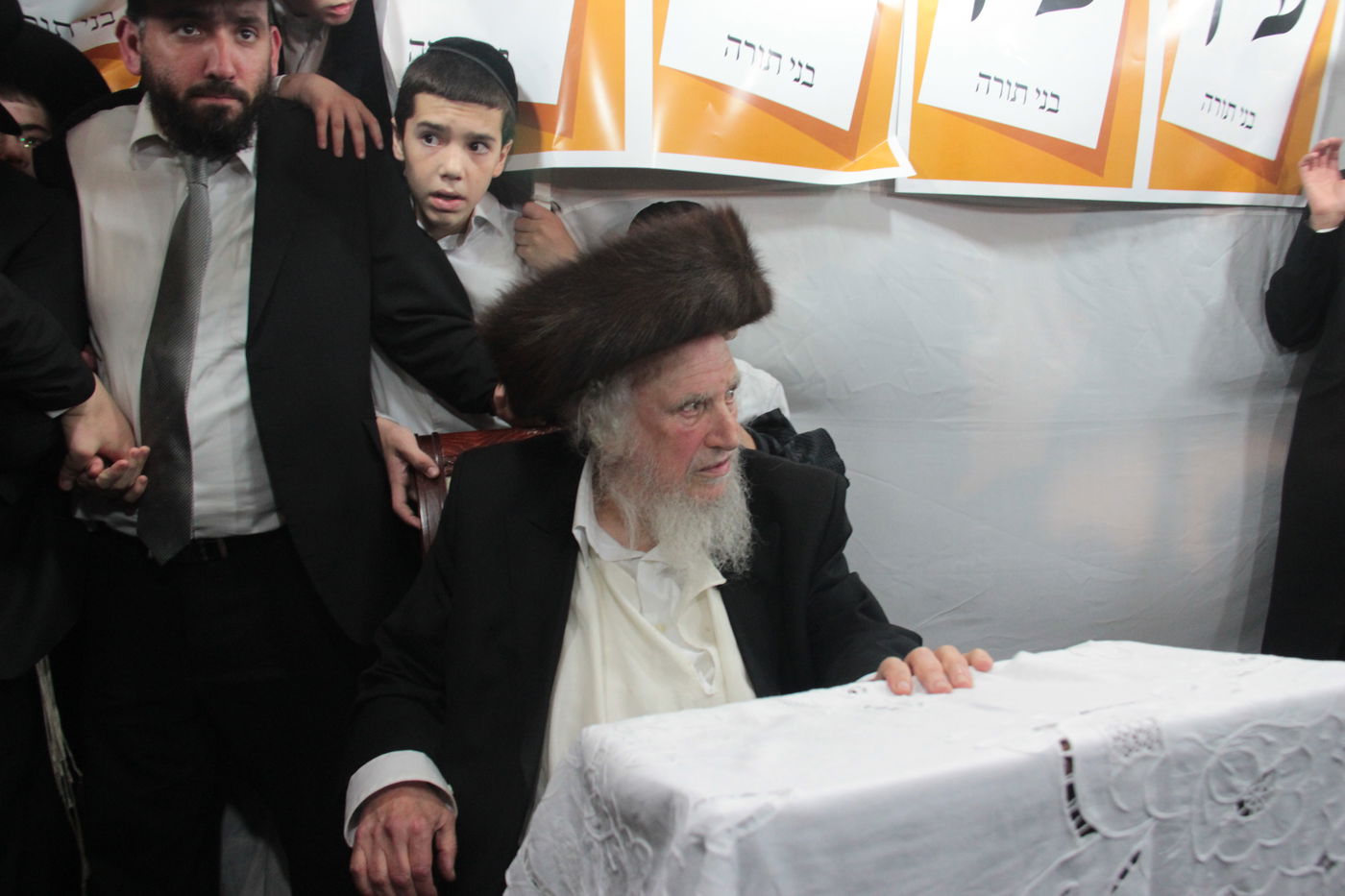 בני תורה פתחו את הבחירות: אלפים הגיעו לסוכתו של רבי שמואל אוירבך