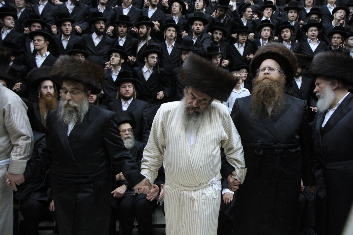 בית שמש: שירה סוחפת בשמחת בית השואבה בלעלוב • וידאו ותמונות