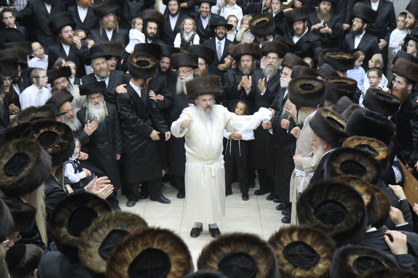 בית שמש: שירה סוחפת בשמחת בית השואבה בלעלוב • וידאו ותמונות