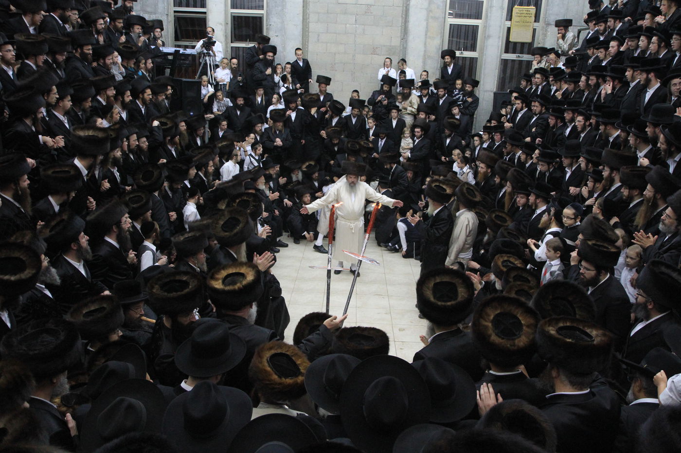 בית שמש: שירה סוחפת בשמחת בית השואבה בלעלוב • וידאו ותמונות