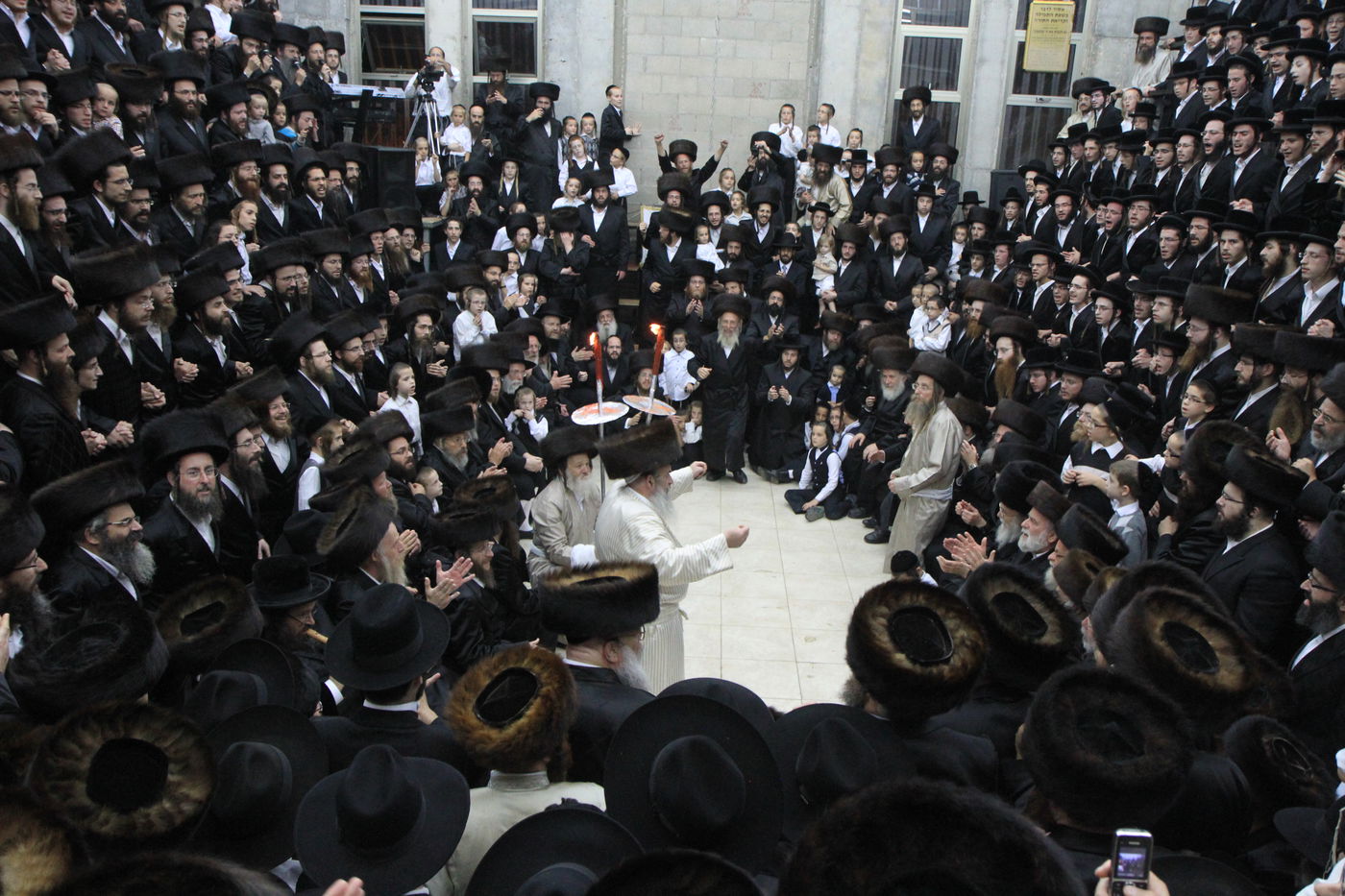 בית שמש: שירה סוחפת בשמחת בית השואבה בלעלוב • וידאו ותמונות