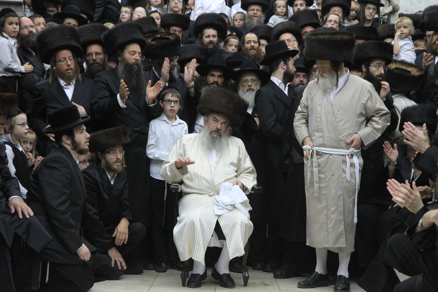 בית שמש: שירה סוחפת בשמחת בית השואבה בלעלוב • וידאו ותמונות