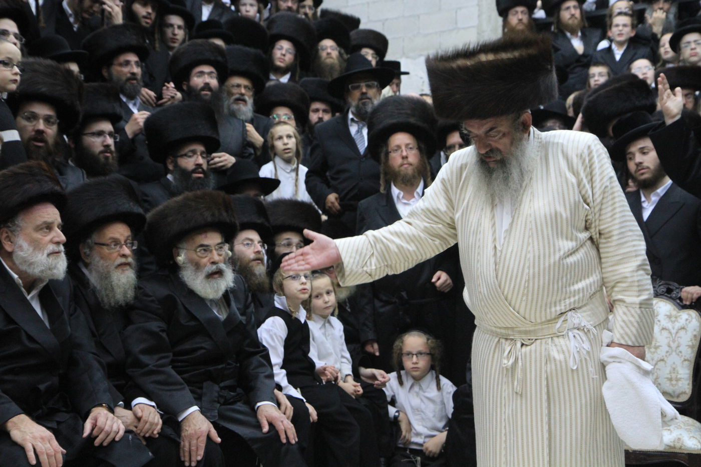 בית שמש: שירה סוחפת בשמחת בית השואבה בלעלוב • וידאו ותמונות