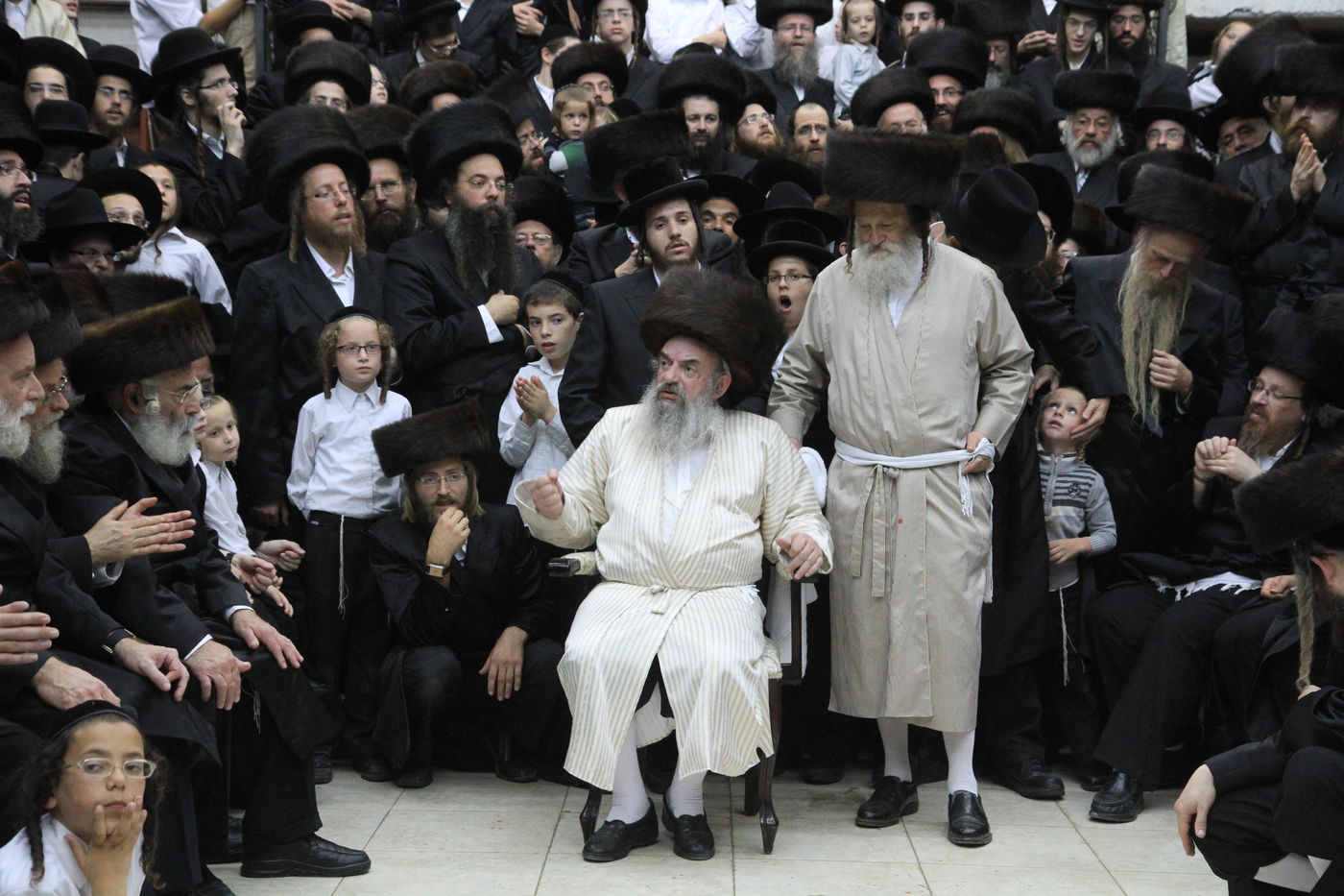 בית שמש: שירה סוחפת בשמחת בית השואבה בלעלוב • וידאו ותמונות