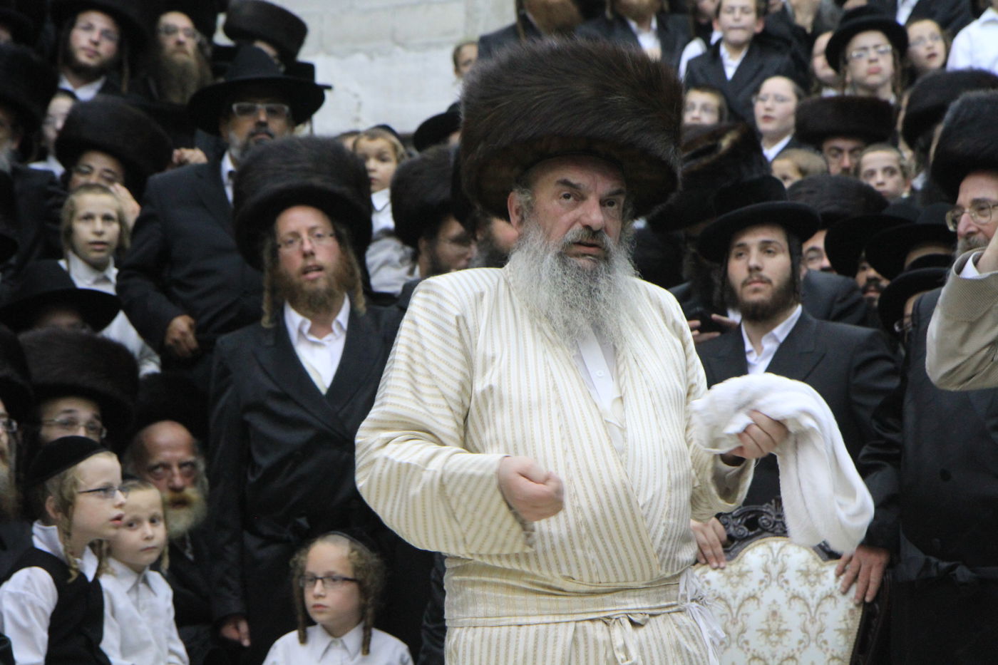 בית שמש: שירה סוחפת בשמחת בית השואבה בלעלוב • וידאו ותמונות