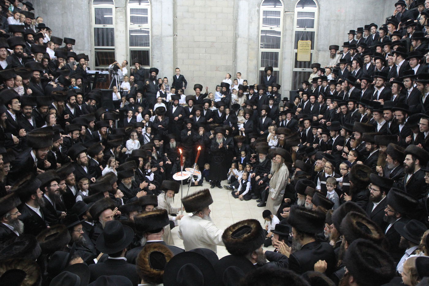 בית שמש: שירה סוחפת בשמחת בית השואבה בלעלוב • וידאו ותמונות