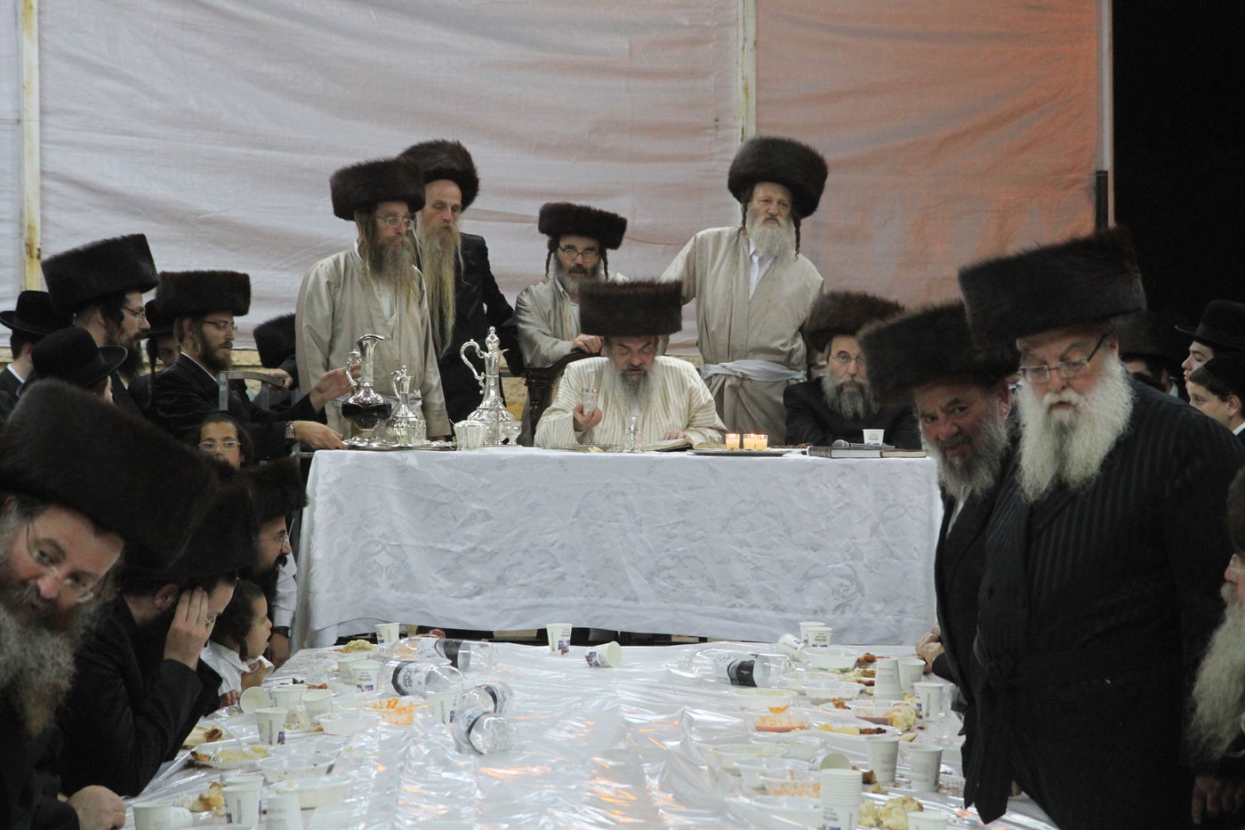 בית שמש: שירה סוחפת בשמחת בית השואבה בלעלוב • וידאו ותמונות