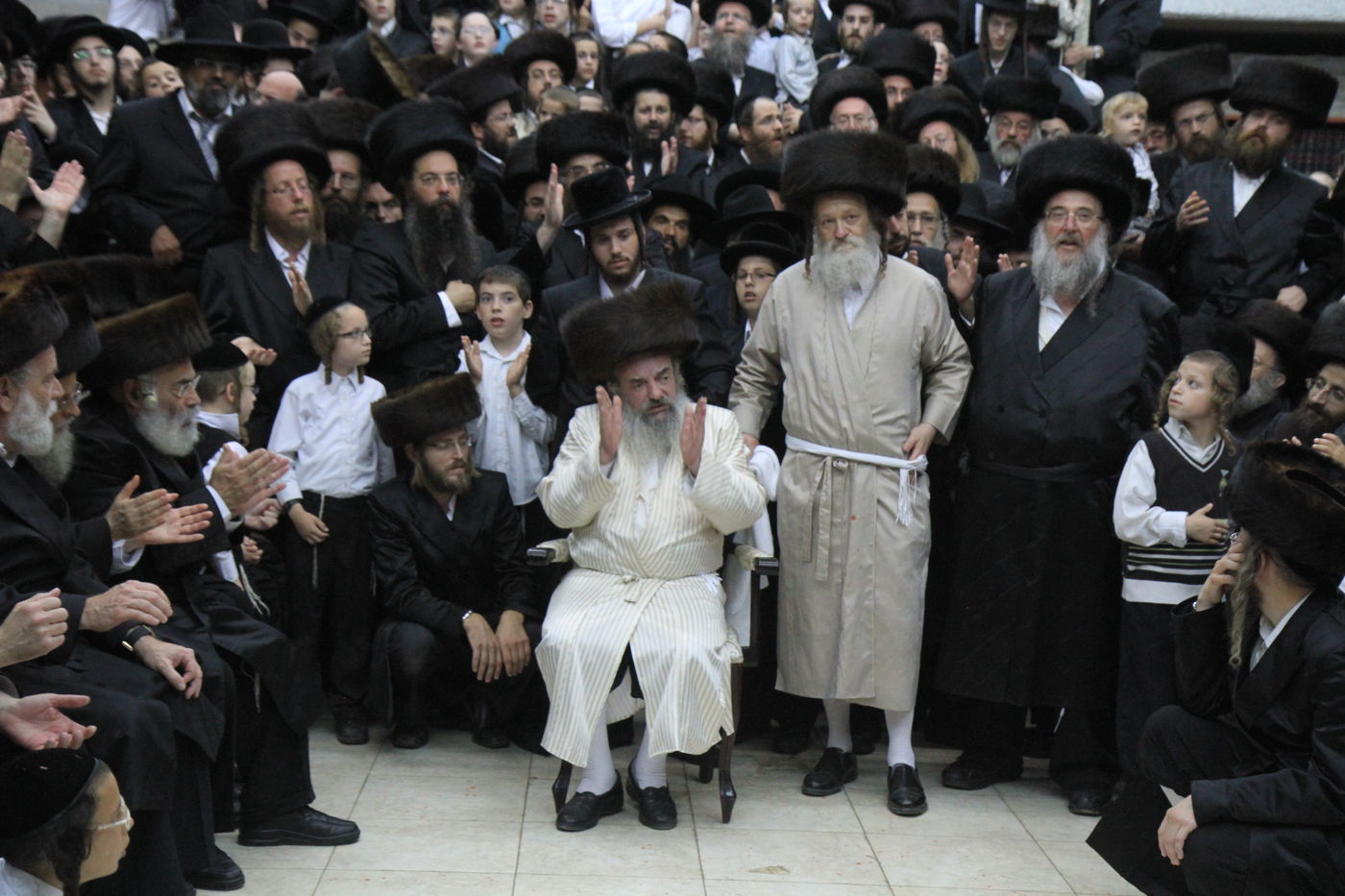 בית שמש: שירה סוחפת בשמחת בית השואבה בלעלוב • וידאו ותמונות