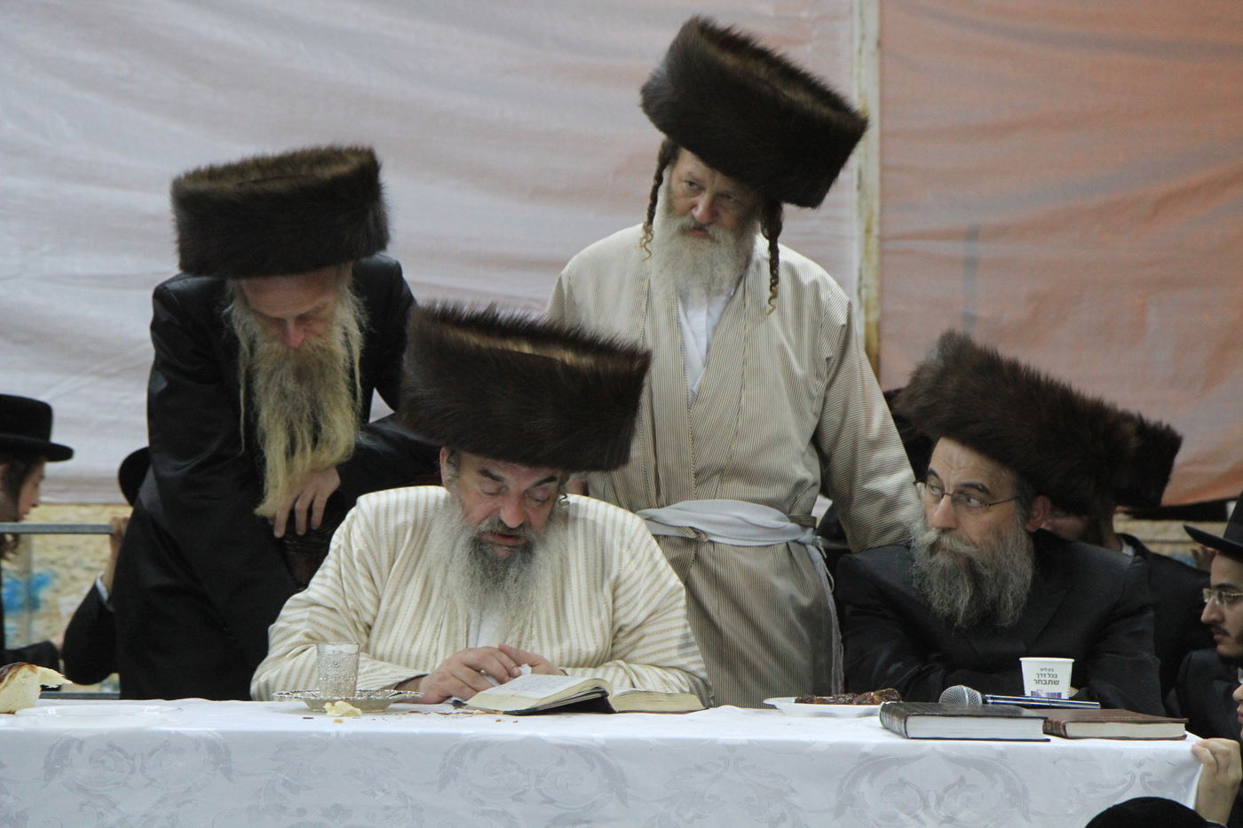 בית שמש: שירה סוחפת בשמחת בית השואבה בלעלוב • וידאו ותמונות