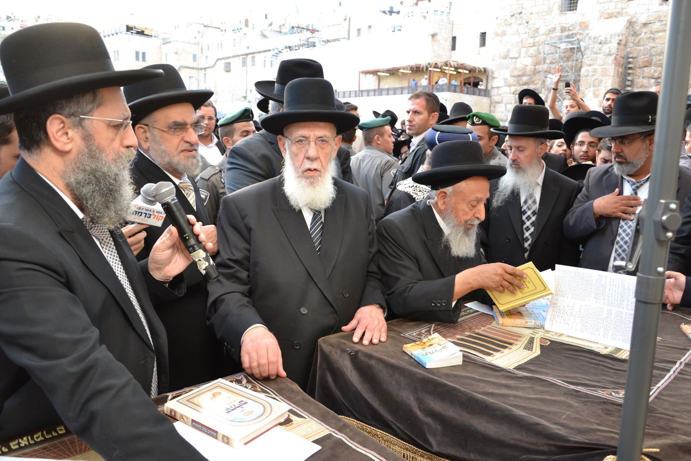 אלפים בעצרת תפילה לרפואת מרן הרב עובדיה יוסף