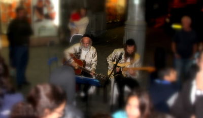 מרגש: מוזיקאים חסידיים במדרחוב החילוני
