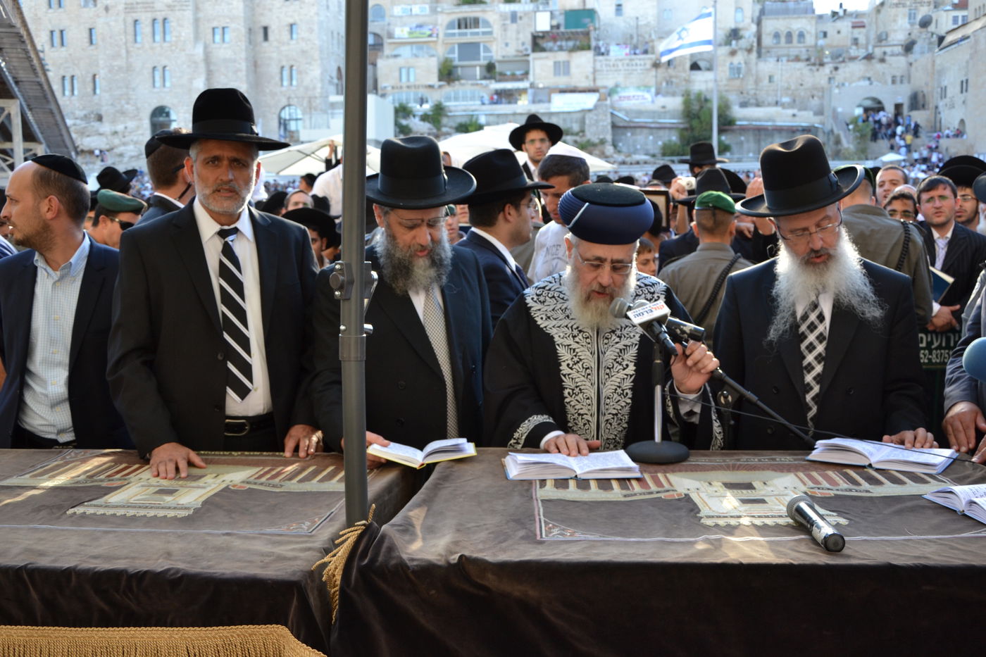 אלפים בעצרת תפילה לרפואת מרן הרב עובדיה יוסף
