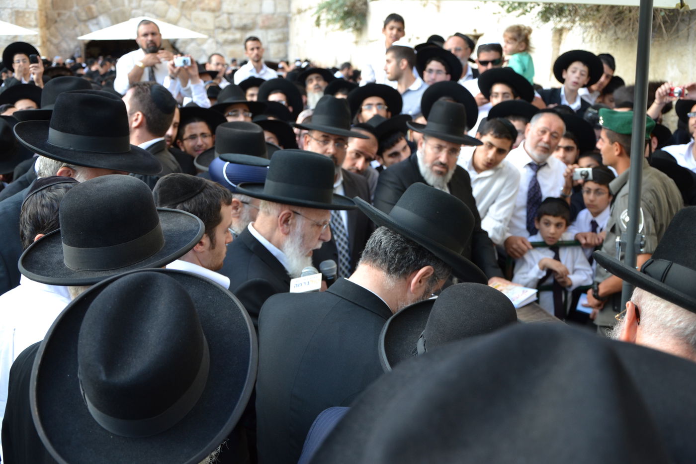 אלפים בעצרת תפילה לרפואת מרן הרב עובדיה יוסף