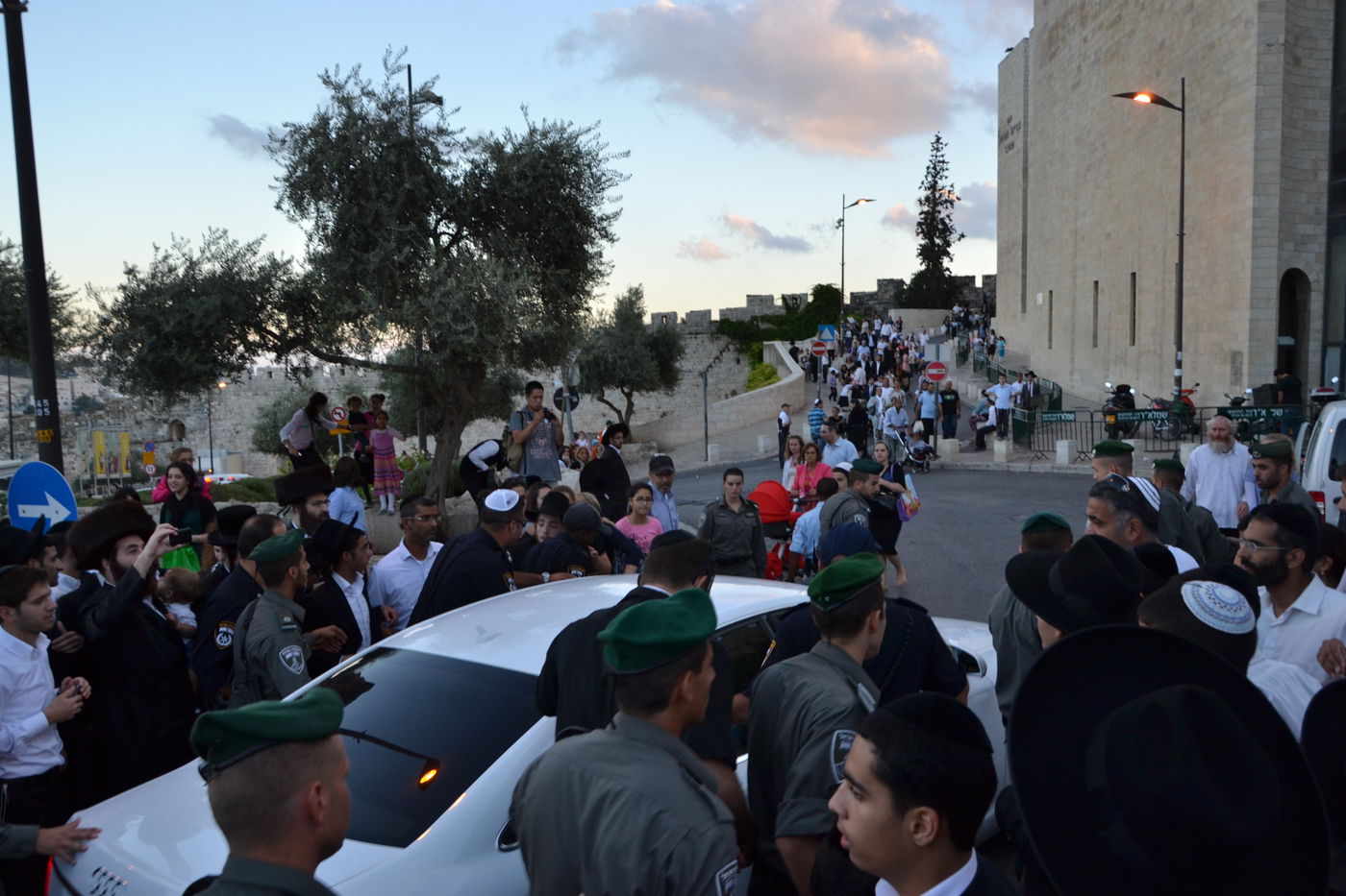 אלפים בעצרת תפילה לרפואת מרן הרב עובדיה יוסף