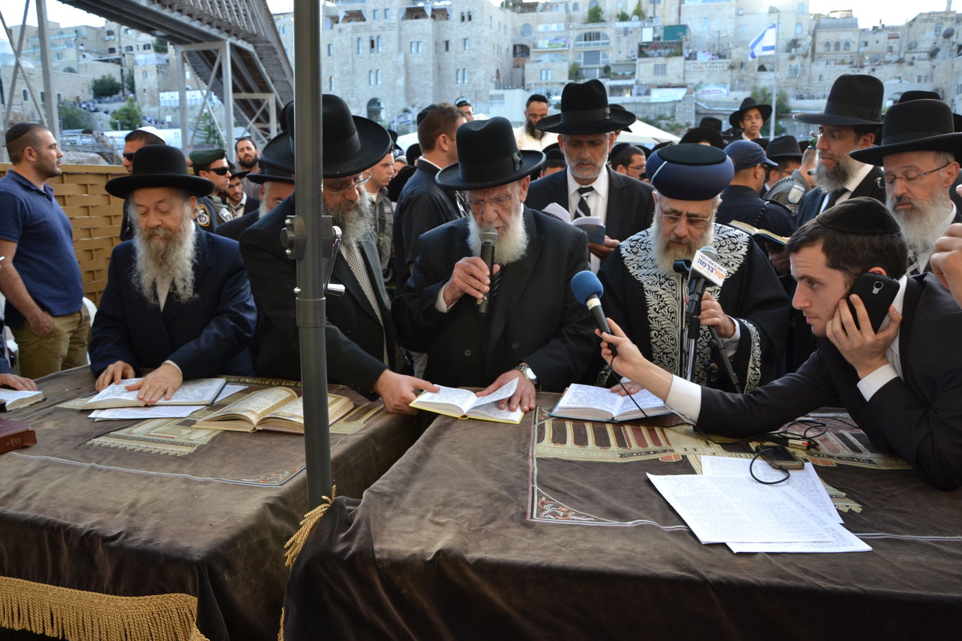 אלפים בעצרת תפילה לרפואת מרן הרב עובדיה יוסף