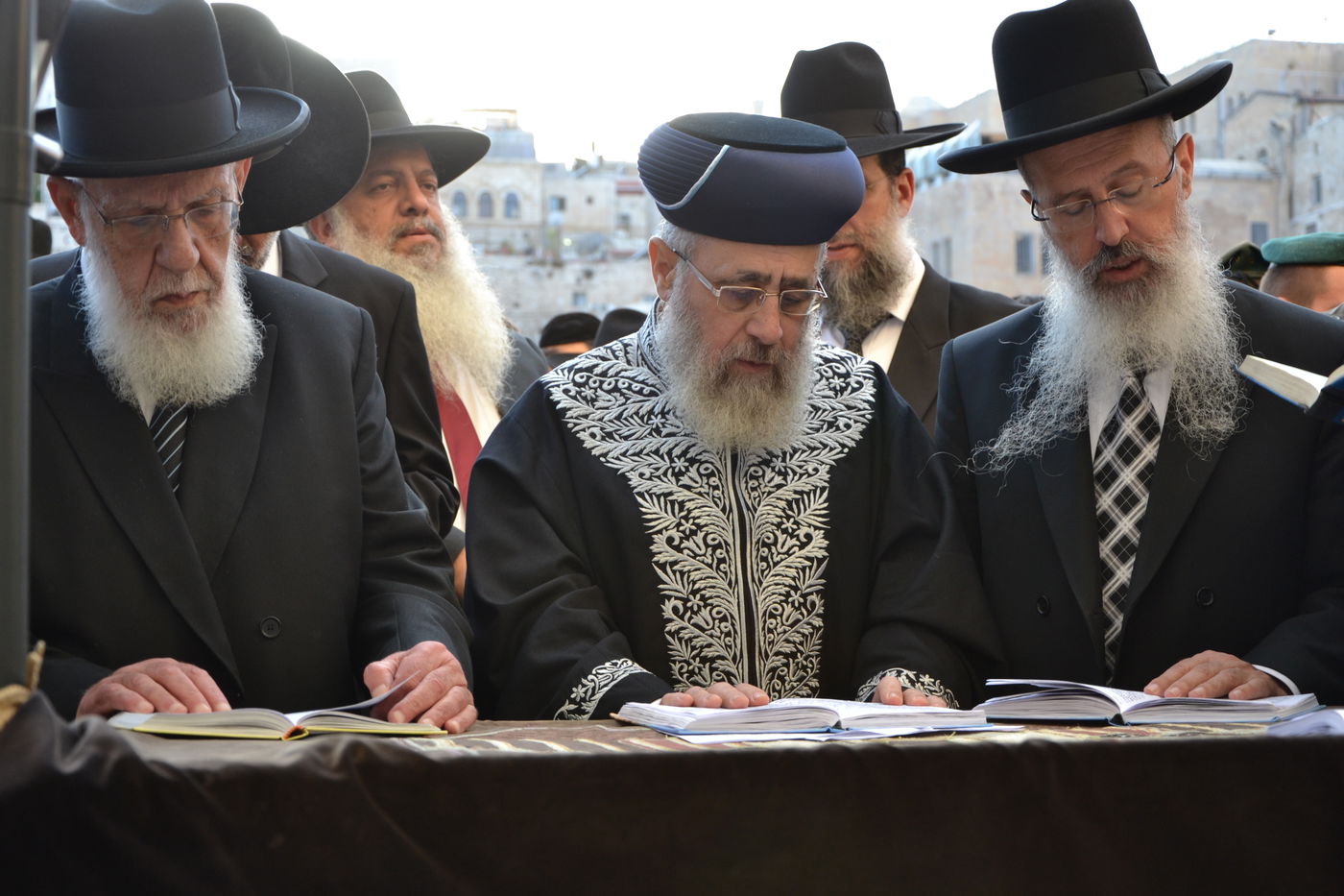 אלפים בעצרת תפילה לרפואת מרן הרב עובדיה יוסף