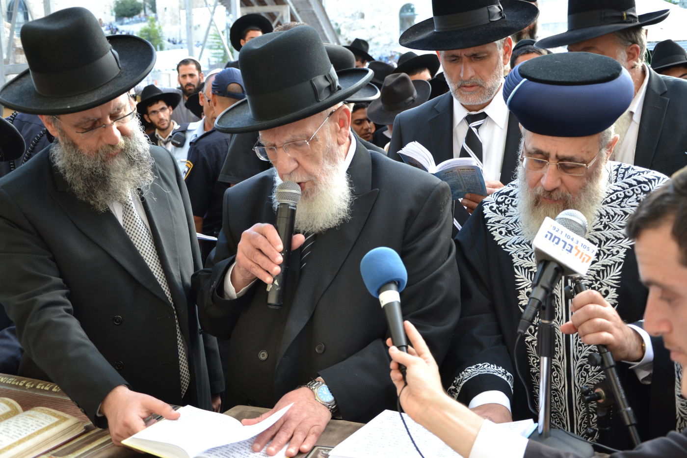 אלפים בעצרת תפילה לרפואת מרן הרב עובדיה יוסף