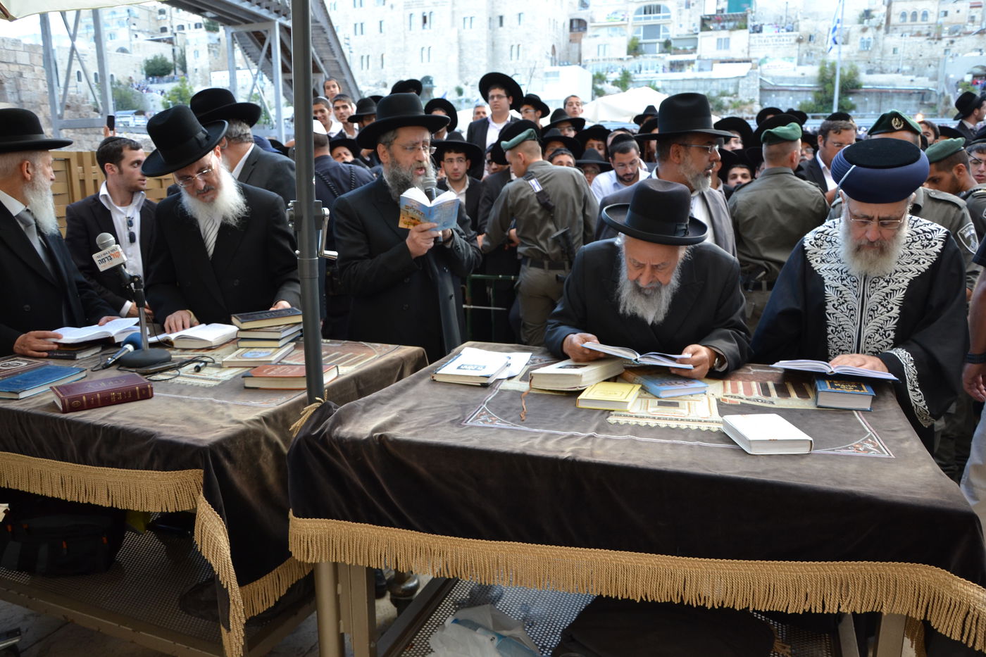 אלפים בעצרת תפילה לרפואת מרן הרב עובדיה יוסף