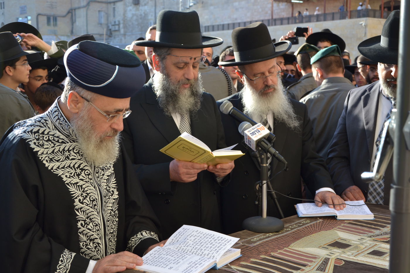 אלפים בעצרת תפילה לרפואת מרן הרב עובדיה יוסף
