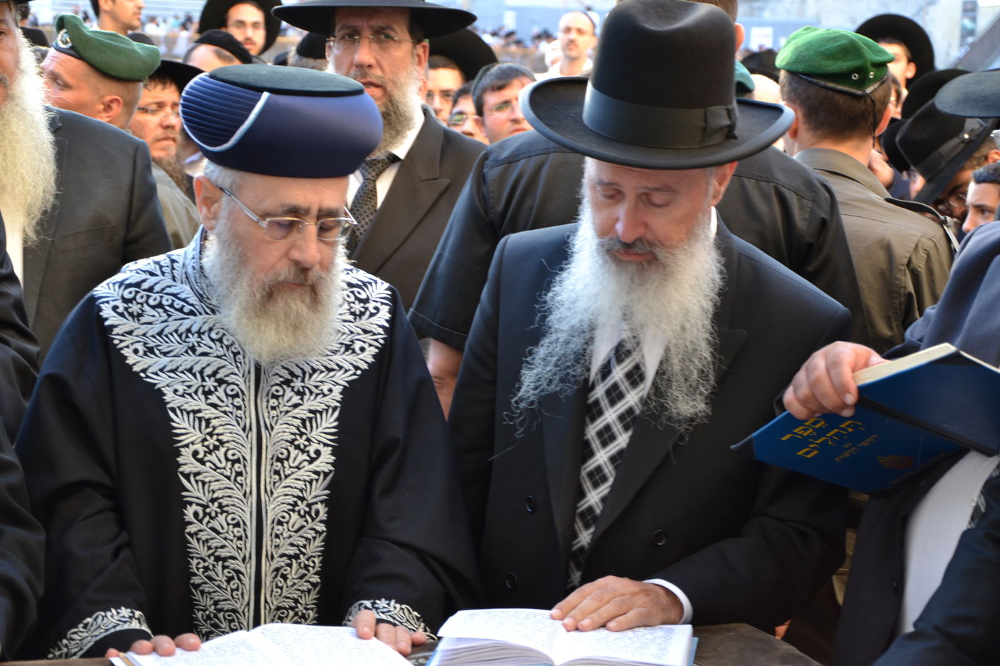 אלפים בעצרת תפילה לרפואת מרן הרב עובדיה יוסף