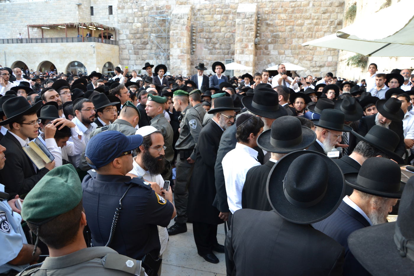 אלפים בעצרת תפילה לרפואת מרן הרב עובדיה יוסף